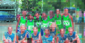 Laerskoolspelers bly glimlag