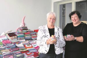 Naalde klap vir Kersfees