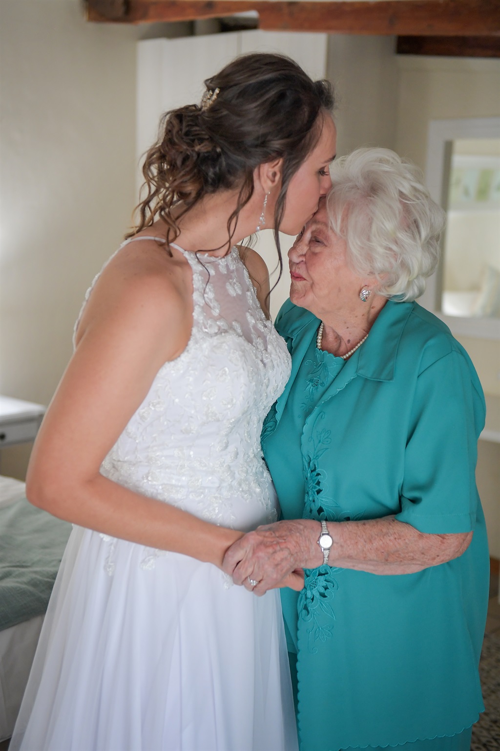 Raath gee vir haar ouma Gladys 'n soen teen die vo