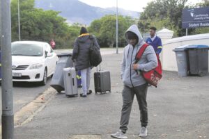 KSUT-studente sak en pak huis toe gestuur