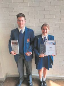 Tweeling wen met hul vaardighede