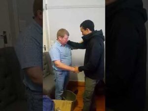 Kyk: padwoede-mans was mekaar se voete