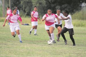 Meisies fokus op die bal