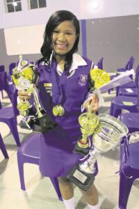 Beyonce ryg die trofeë in