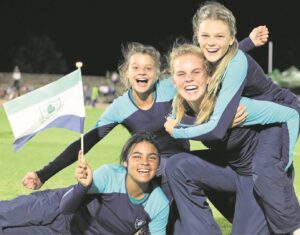 Meisies geniet atletiek terdeë