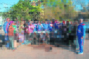 Rugbyspelers reik na haweloses uit