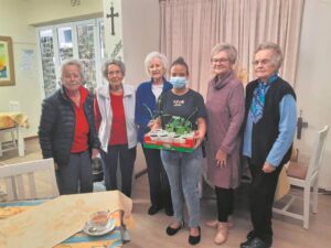 Tiener skenk saailinge aan Silwerkruin