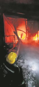 Stoor, plaasgereedskap en trekkers in brand verloor