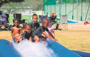 Gr. R-leerders doen atletiek
