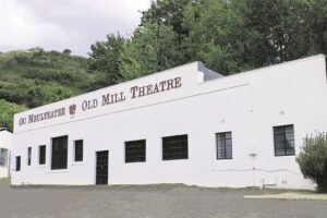 Ou Meulteater se huidge bestuurders tree uit