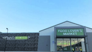 Man spring oor heining, breek beide enkels