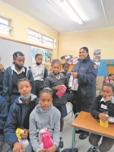 Jeug word deur polisie geëer