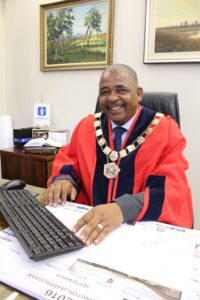 Oproepe vir dringende ondersoek na Drakenstein-burgemeester Conrad Poole