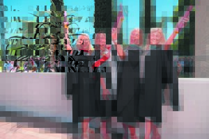 Vier susters kry vanjaar saam graad