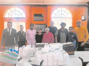 Paarlzicht Primêr reik uit na ouetehuis