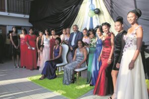 Straat vier matrikulante met dinee