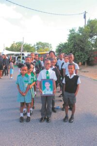 Elvito Dindal (10) deur die gemeenskap van Groenheuwel gegroet