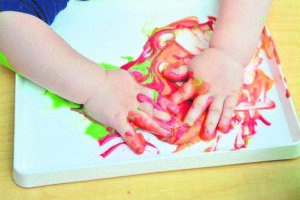 Leer jou rakker om met jogurt en kleursel te ‘verf’