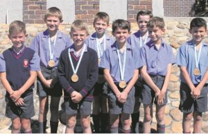 Seuns met medaljes huis toe