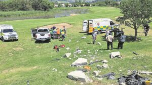 Bakkie bars deur betonmuur, beland byna in sandput