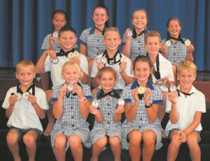 Hugenote-swemmers ryg medaljes in