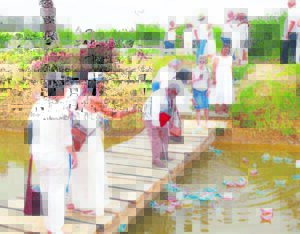 Bedroefde ouers byeen