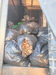 Twee met perlemoen van R7 m. aangekeer