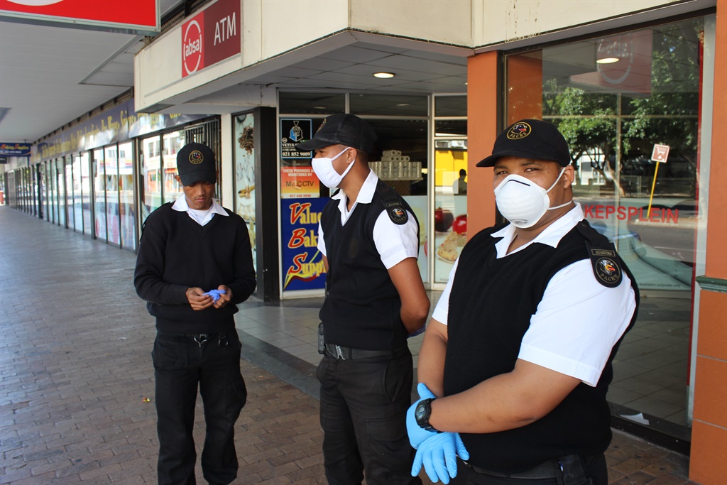 Sekuriteitsbeamptes Reginald Small, Emilie Meyers 