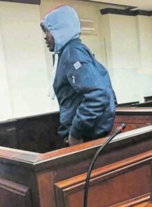 Bewaarder van Drakenstein-gevangenis deur tralies aangerand