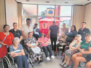 Paarl Post en Wheelies van Rusoord-ouetehuis stap saam