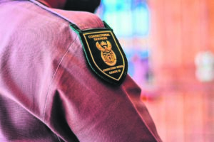 Bewaarder by tronk vas oor dwelms