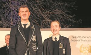 Hoofleiers aan die stuur . . .