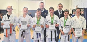 Karatekampioene wys hul slag