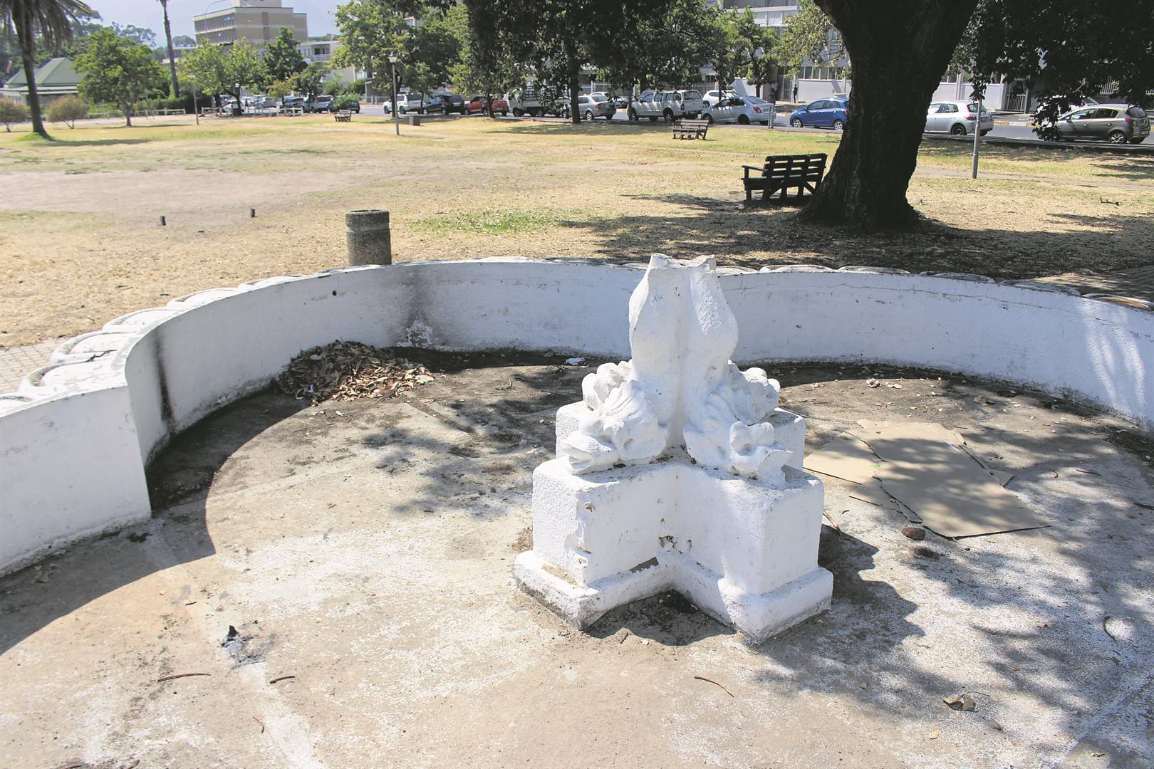 Die fontein in die middel van die park is al vir etlike jare nie meer in werking nie. Die standbeeld is in 2019 gevandaliseer.