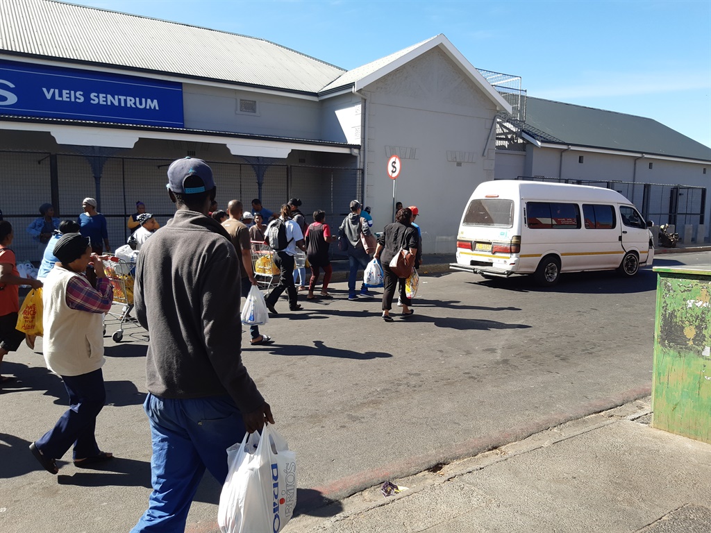 Taxi-pendelaars is vinnig op pad om hul sitplek in