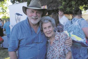 Silwerkruin-basaar lok kuiermense