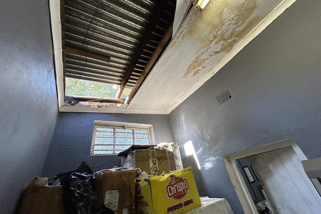 Die verdagtes het die dak oopgebreek om toegang to