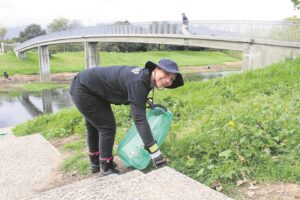 Almal staan saam om Bergrivier skoon te kry