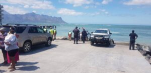 Man van Franschhoek reeds drie dae in see by die Strand vermis