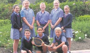 Tennisspelers wys hoe dit gedoen moet word