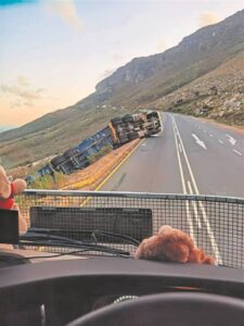 Lente-windstorm saai verwoesting