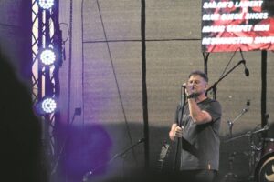 Steve sing voor groot gehoor