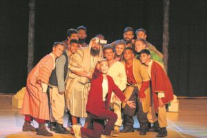 Hugenote trek weer kleurvolle jas aan