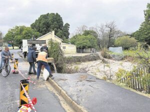 Skade in die Drakenstein word ná week van storms beraam