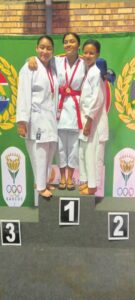 Meisies en seuns wys hul slag in karate