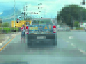 Minderjariges by stopstraat in Klapmuts kwel motoriste en inwoners