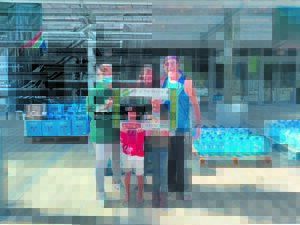 Paarlse kinders skenk water vir KZN