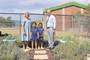 Laerskool voer en leer kinders deur groentetuin