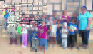 Kay reik uit na gemeenskap