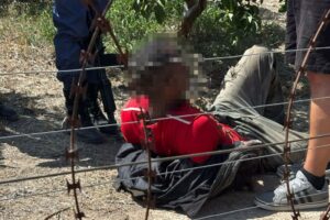 Man aangekeer wat glo Paarlse plaashuis beroof, vuurwapens steel